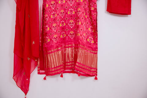 Pink Kurta, Pants and Dupatta set in Gajji Silk